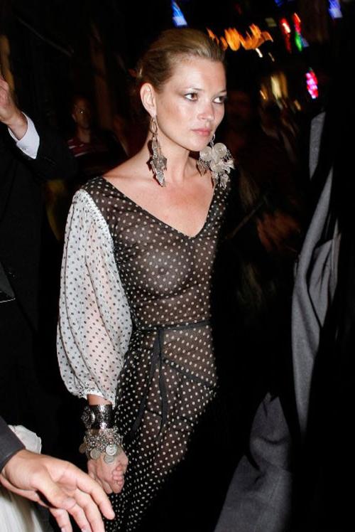 16P Kate Moss showing her nice tits on beach paparazzi pictures