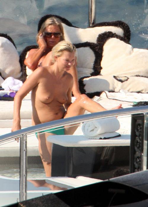 16P Kate Moss showing her nice tits on beach paparazzi pictures