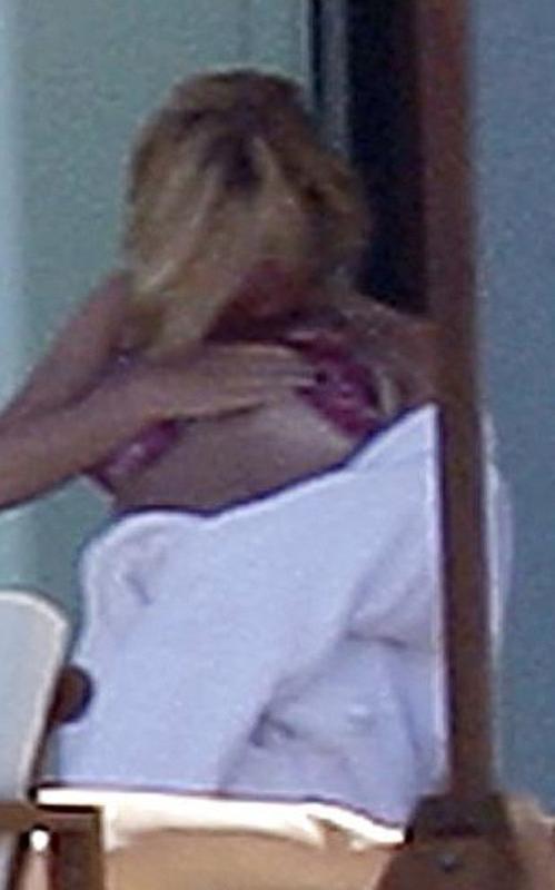 16P Jessica Simpson nice view of her great nude ass