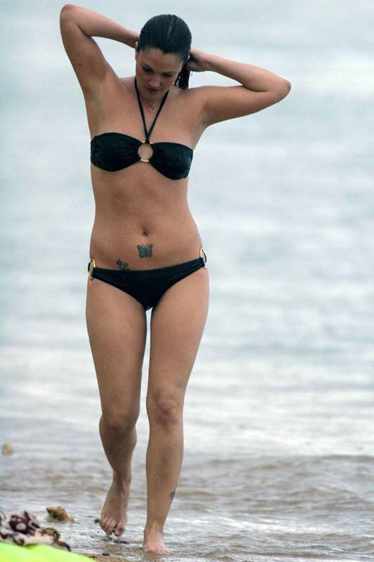 16P Drew Barrymore fully naked boobs and shaved pussy