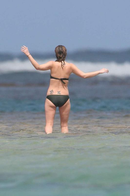 16P Drew Barrymore fully naked boobs and shaved pussy