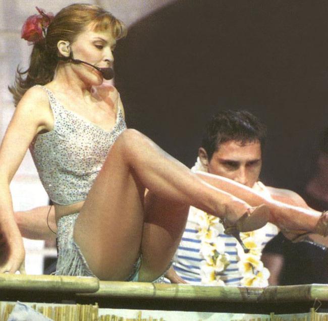15P Kylie Minoque stunning ass and nice nude topless