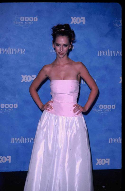 15P Jennifer Love Hewitt got cleavage and nice ass
