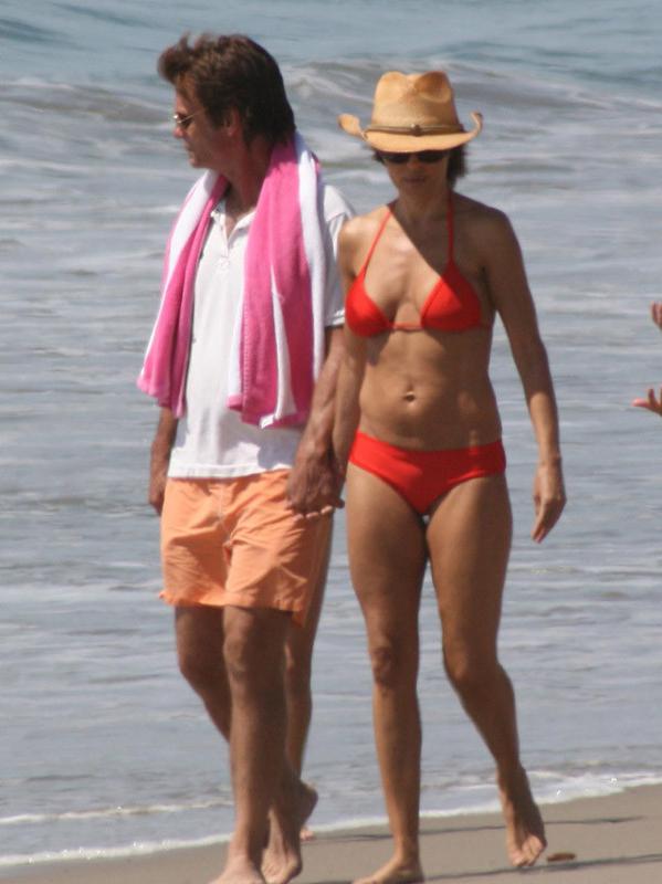 15P Lisa Rina nude topless on beach and hairy pussy