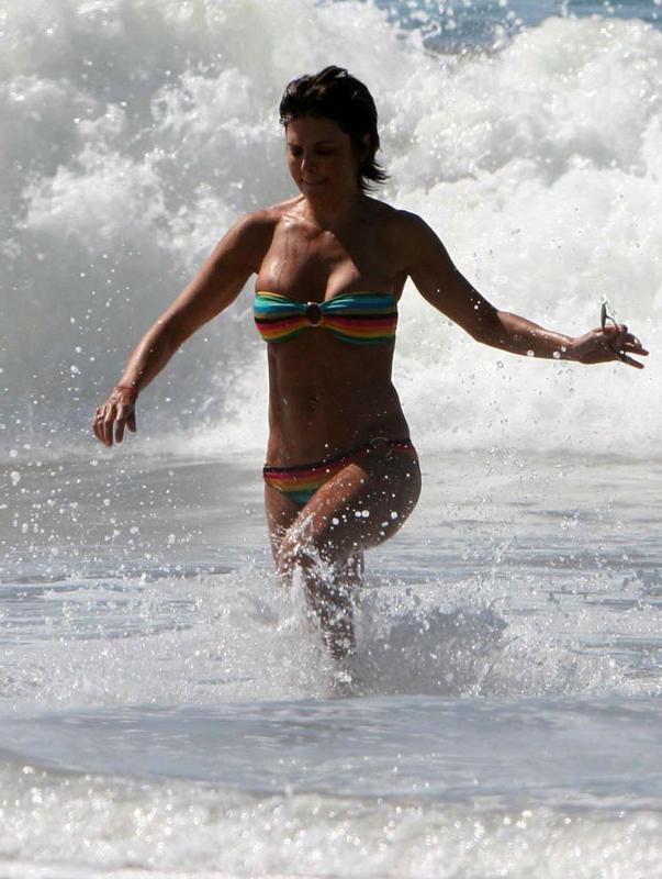 15P Lisa Rina nude topless on beach and hairy pussy