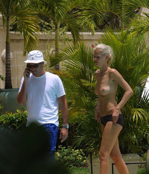 16P Claudia Schiffer showing her nice tits topless paparazzi pictures