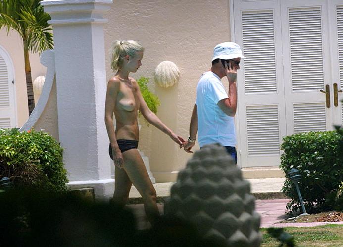 16P Claudia Schiffer showing her nice tits topless paparazzi pictures