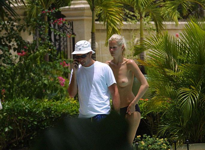 16P Claudia Schiffer showing her nice tits topless paparazzi pictures