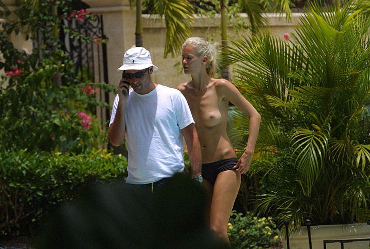 16P Claudia Schiffer showing her nice tits topless paparazzi pictures