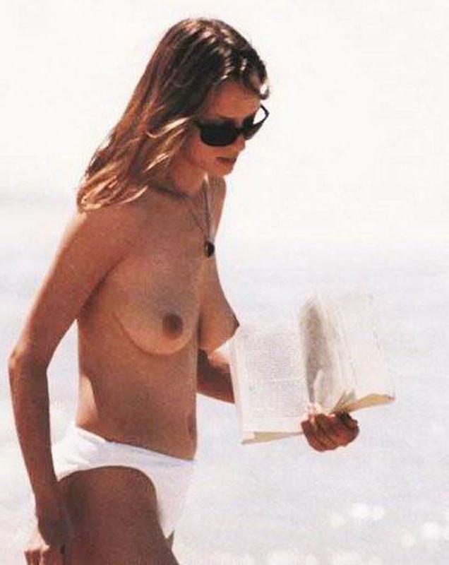 15P Uma Thurman exposed boobs and hairy pussy