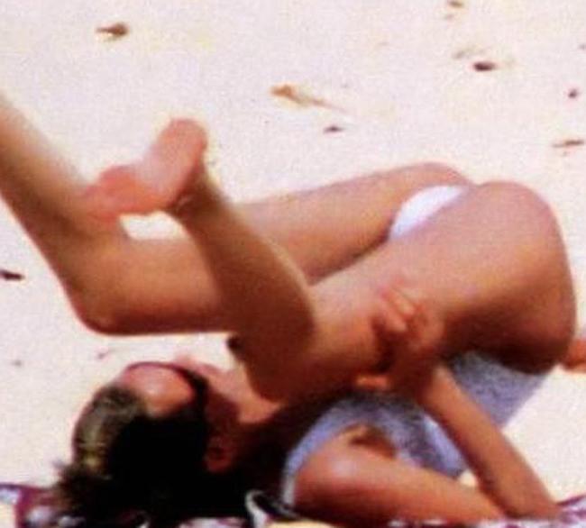 15P Uma Thurman exposed boobs and hairy pussy