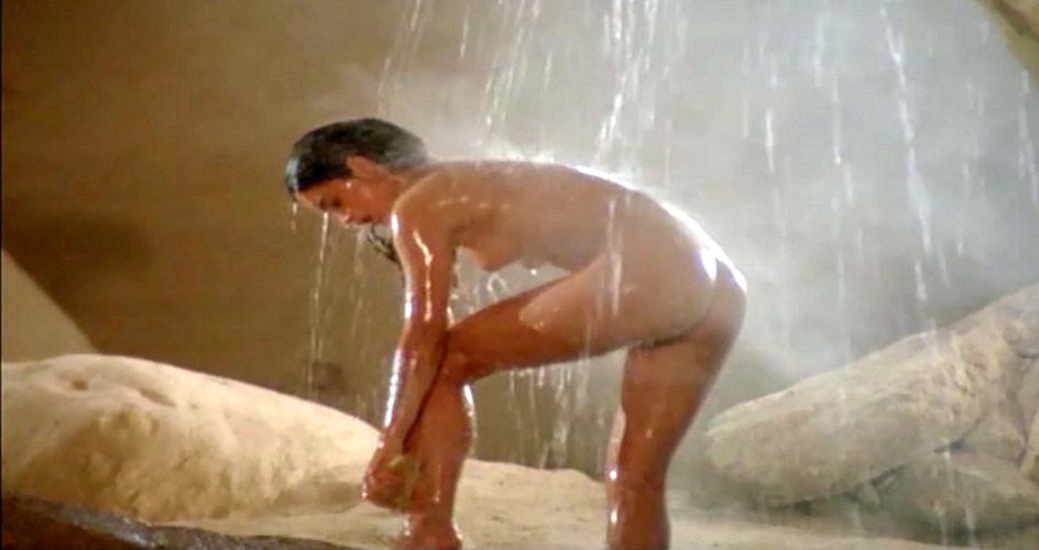 16P Phoebe Cates showing her nice big tits and hairy pussy in water