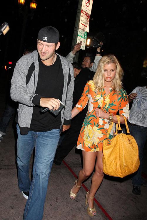 16P Jessica Simpson showing her great ass upskirt on street paparazzi pictures