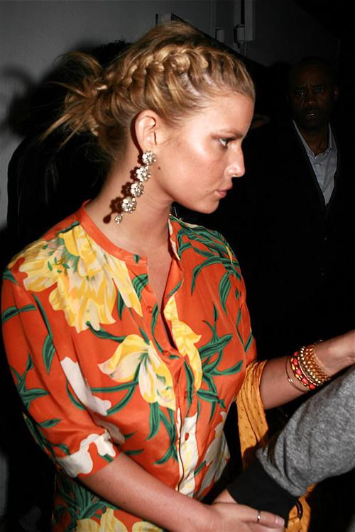 16P Jessica Simpson showing her great ass upskirt on street paparazzi pictures