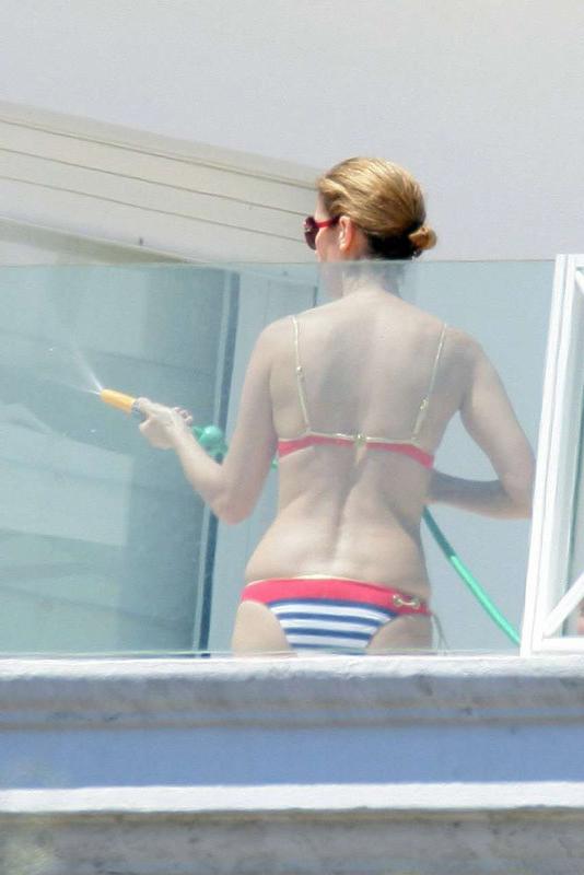 15P Celine Dion flashing slender body in sexy bikini