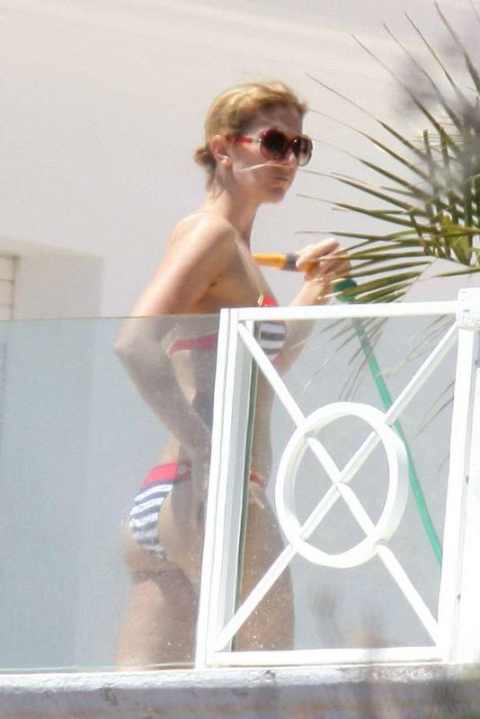 15P Celine Dion flashing slender body in sexy bikini