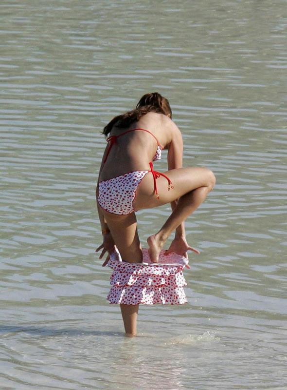 15P Celine Dion flashing slender body in sexy bikini