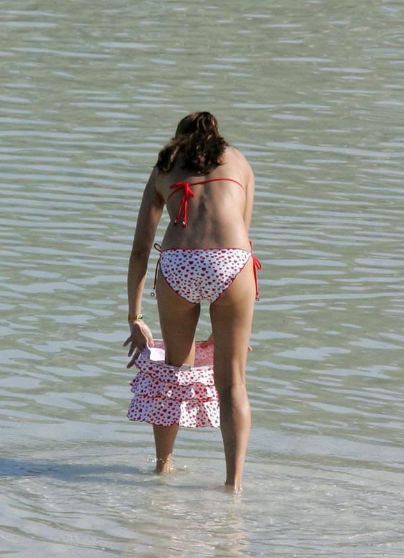 15P Celine Dion flashing slender body in sexy bikini