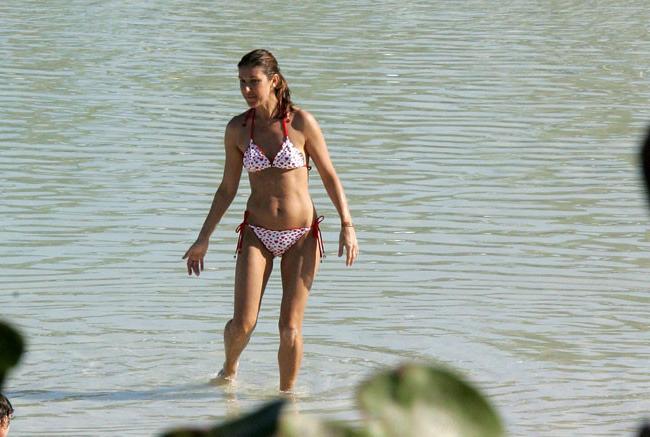 15P Celine Dion flashing slender body in sexy bikini