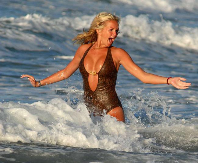 15P Celebrity Jennifer Ellison squeezing her big nude boobs