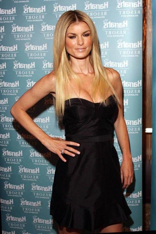 15P Celebrity Marissa Miller stunning body and nipple slip