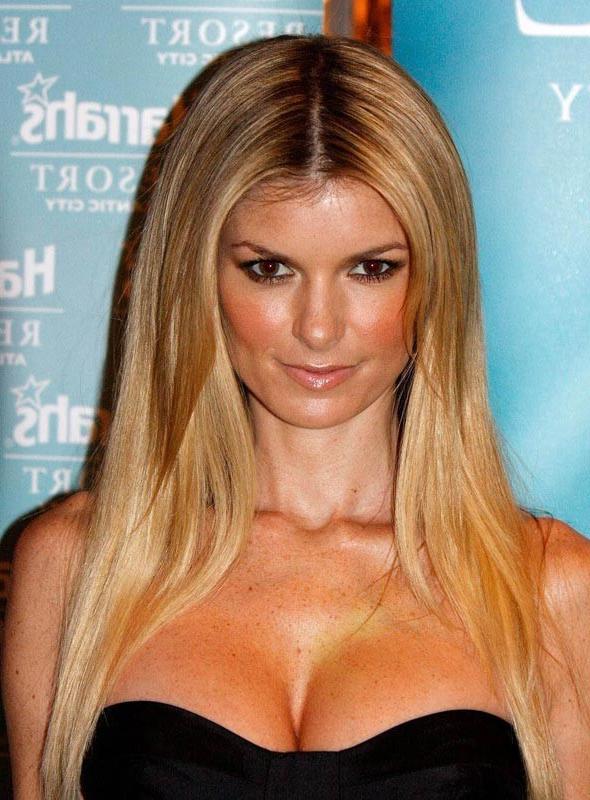 15P Celebrity Marissa Miller stunning body and nipple slip