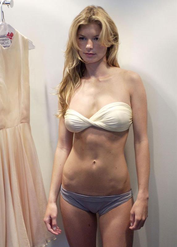 15P Celebrity Marissa Miller stunning body and nipple slip