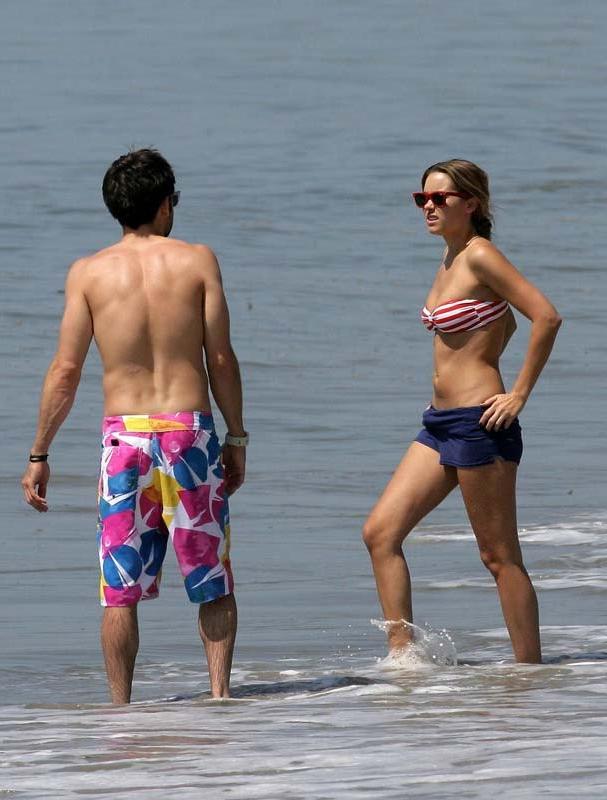 15P Celebrity blonde babe Lauren Conrad stunning ass in bikini