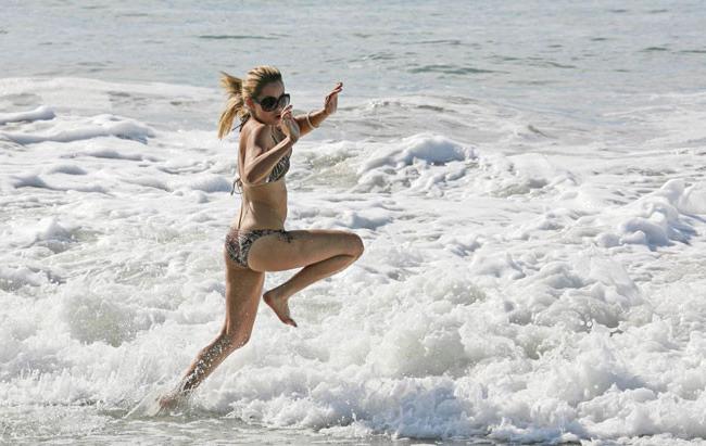 15P Celebrity blonde babe Lauren Conrad stunning ass in bikini