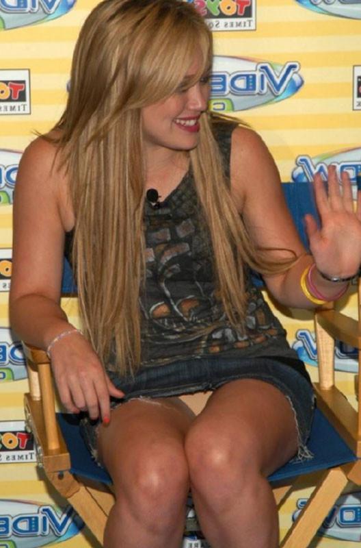 15P Celebrity Hilary Duff upskirt of her orange panties