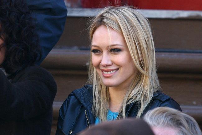 15P Celebrity Hilary Duff upskirt of her orange panties