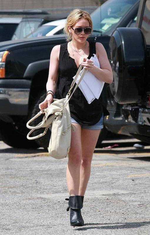 15P Celebrity Hilary Duff upskirt of her orange panties