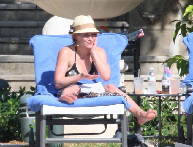 15P Celebrity Hilary Duff upskirt of her orange panties