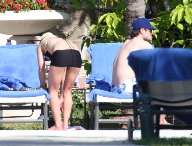15P Celebrity Hilary Duff upskirt of her orange panties