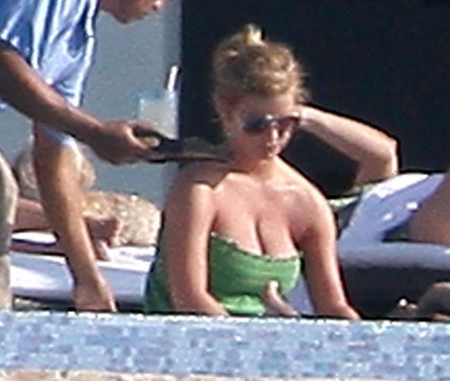 15P Celeb Jessica Simspon showing her fantastic ass and cleavage