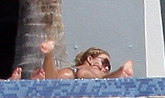 15P Celeb Jessica Simspon showing her fantastic ass and cleavage