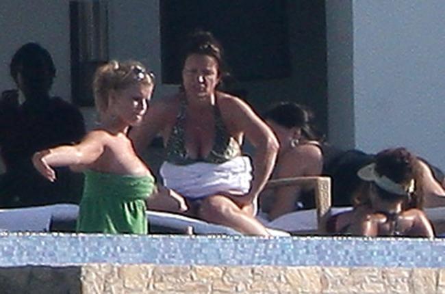 15P Celeb Jessica Simspon showing her fantastic ass and cleavage