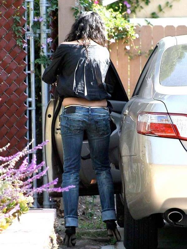15P Celeb Vanessa Hudgens showing naked body and pussy