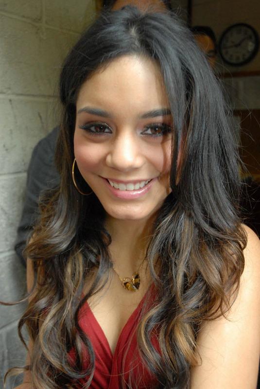 15P Celeb Vanessa Hudgens showing naked body and pussy