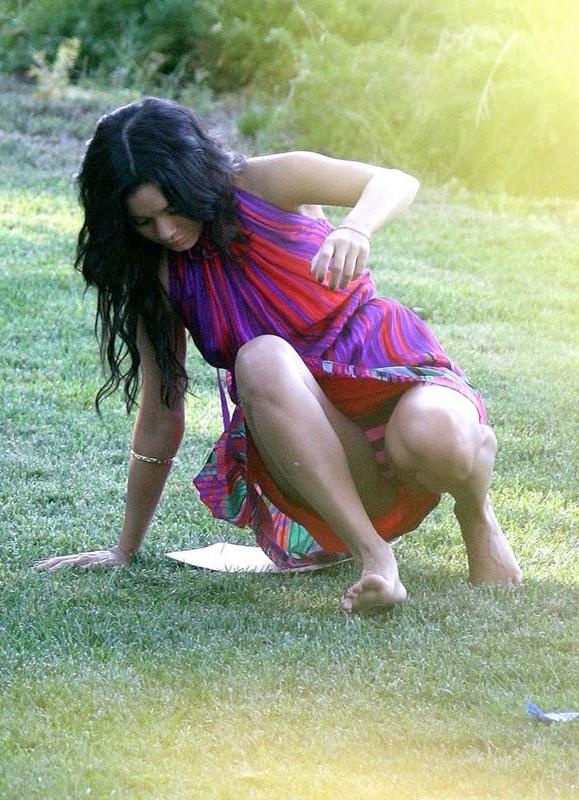 15P Celeb Vanessa Hudgens showing naked body and pussy