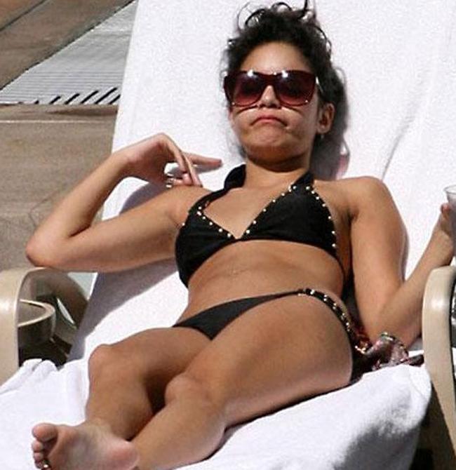 15P Celeb Vanessa Hudgens showing naked body and pussy