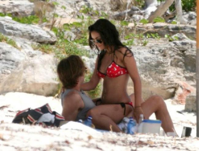 15P Celeb Vanessa Hudgens showing naked body and pussy