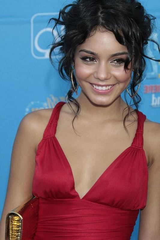 15P Celeb Vanessa Hudgens showing naked body and pussy