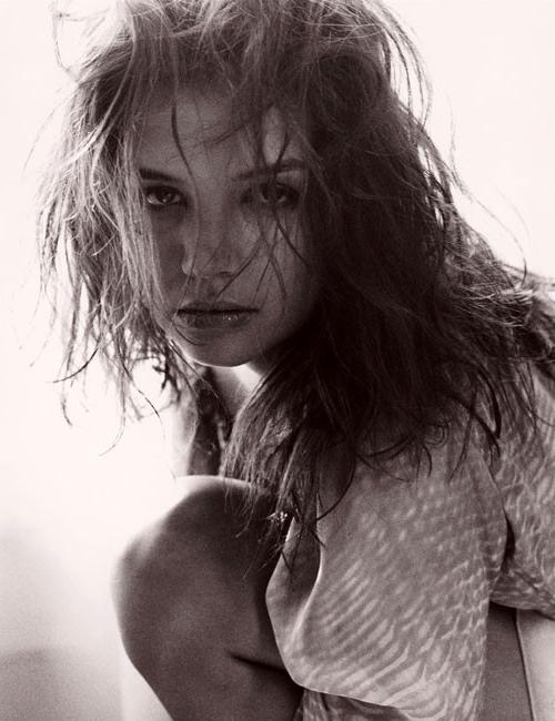 16P Katie Holmes upskirt paparazzi pictures and posing nude in bed