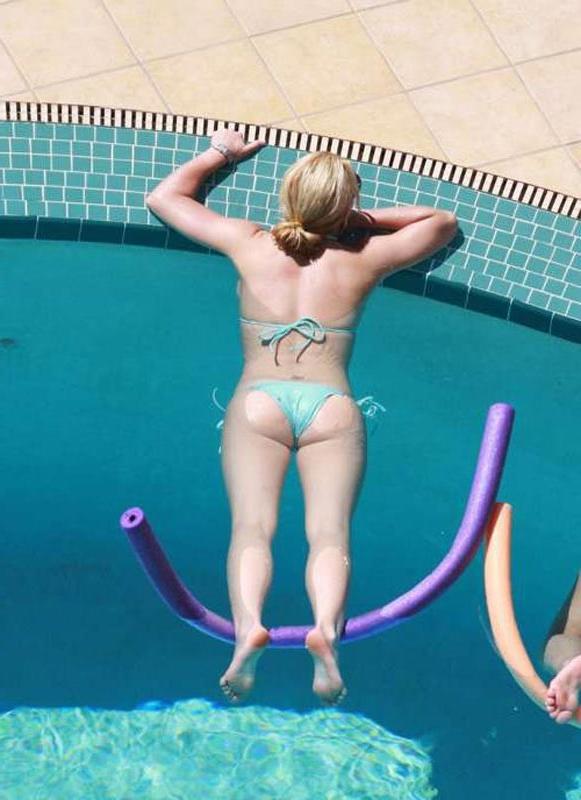 15P Celebrity Britney Spears public upskirt of ass and pussy