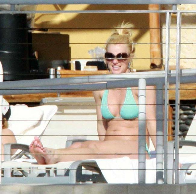 15P Celebrity Britney Spears public upskirt of ass and pussy
