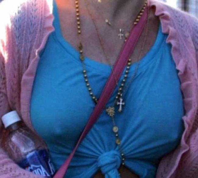 15P Celebrity Britney Spears public upskirt of ass and pussy