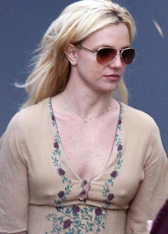 15P Celebrity Britney Spears public upskirt of ass and pussy