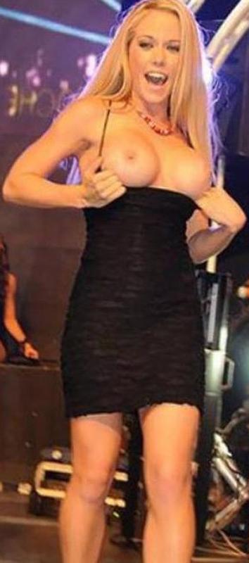 15P Celebrity Kendra Wilkinson showing her magnificient boobs