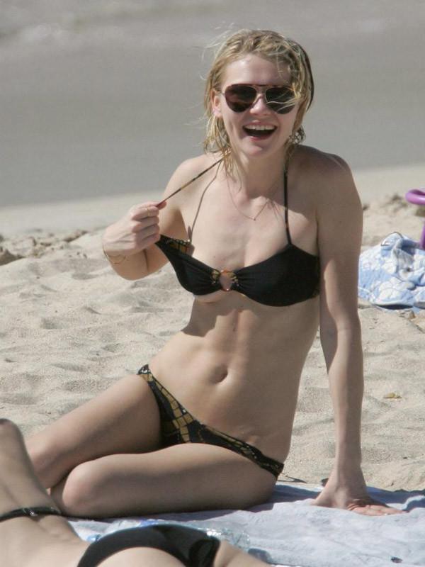 15P Celebrity Kirsten Dunst nice nipple slip on the beach